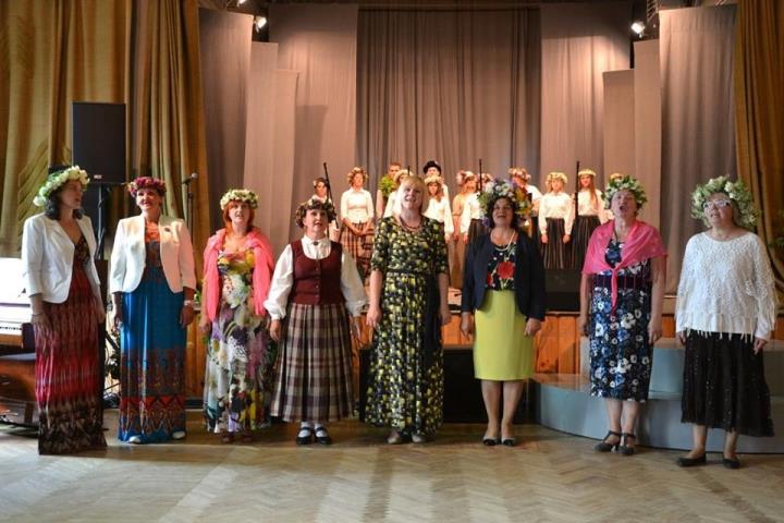 Sieviešu vokālais ansamblis "Tieši tāpēc"